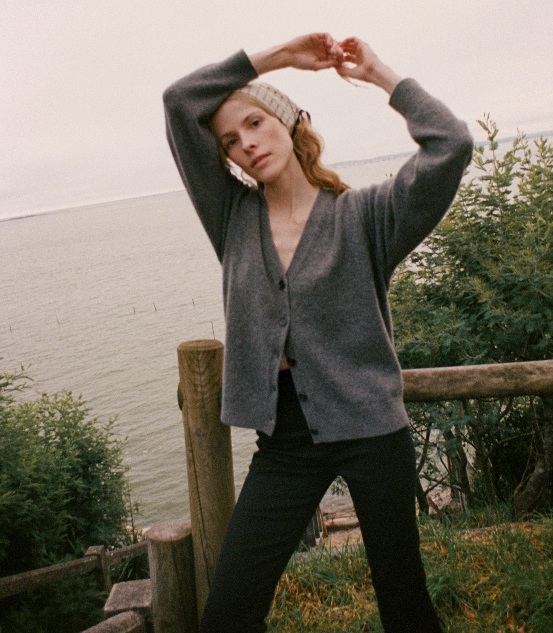 Aurie Cashmere Cardigan Charcoal DÔEN