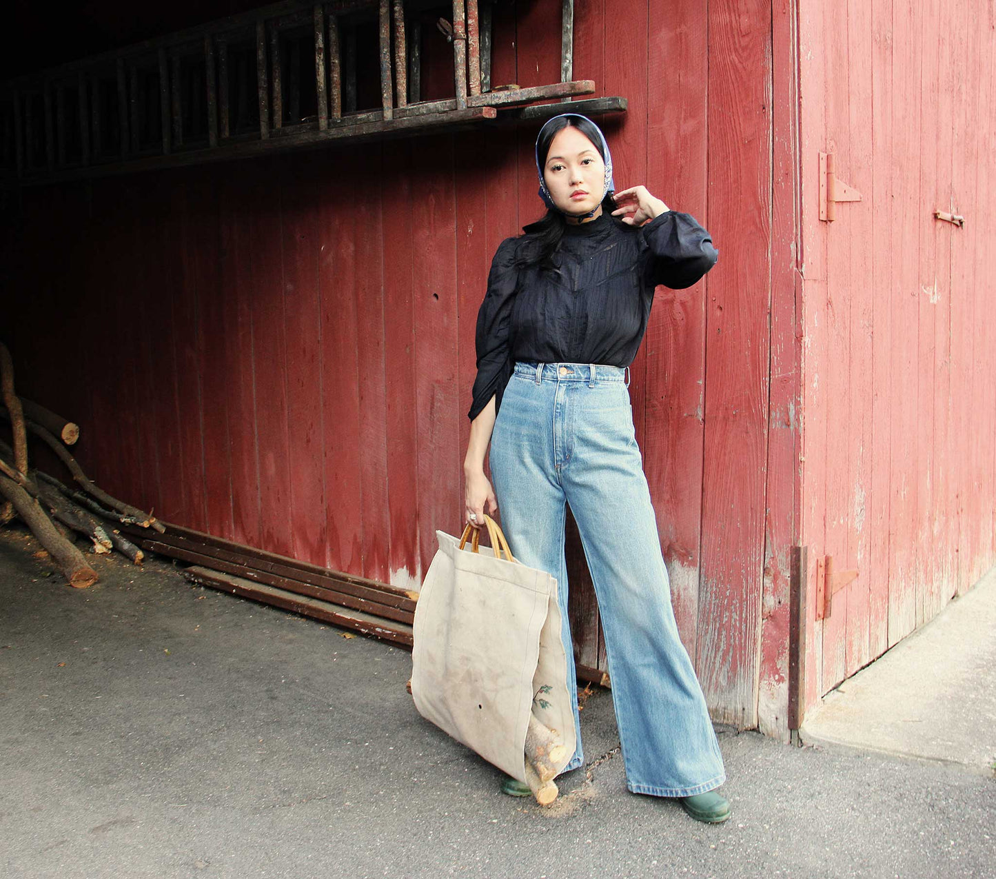 HMD -- ALBERTINE TOP -- BLACK