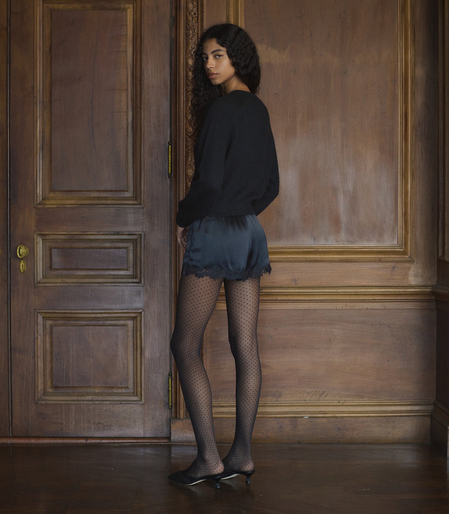 IONA SHORT -- BLACK