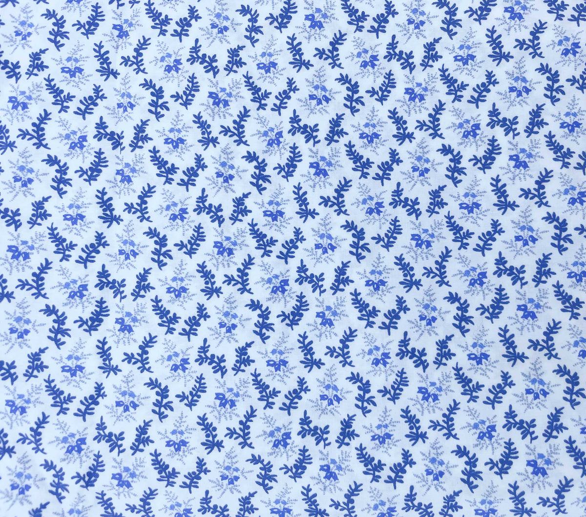 HMD -- QUILT -- BLUE WINTER DITSY