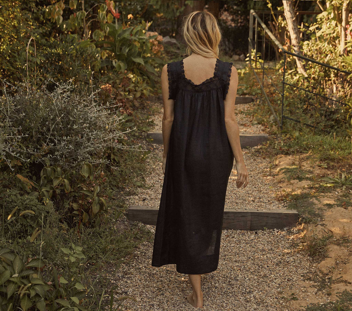 HMD -- AVIS NIGHTGOWN -- BLACK