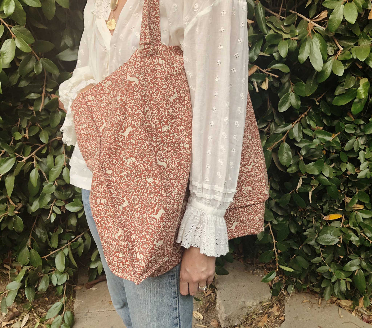 HMD -- CANVAS TOTE -- CREAM/RUST PRANCING FAWN FLORAL