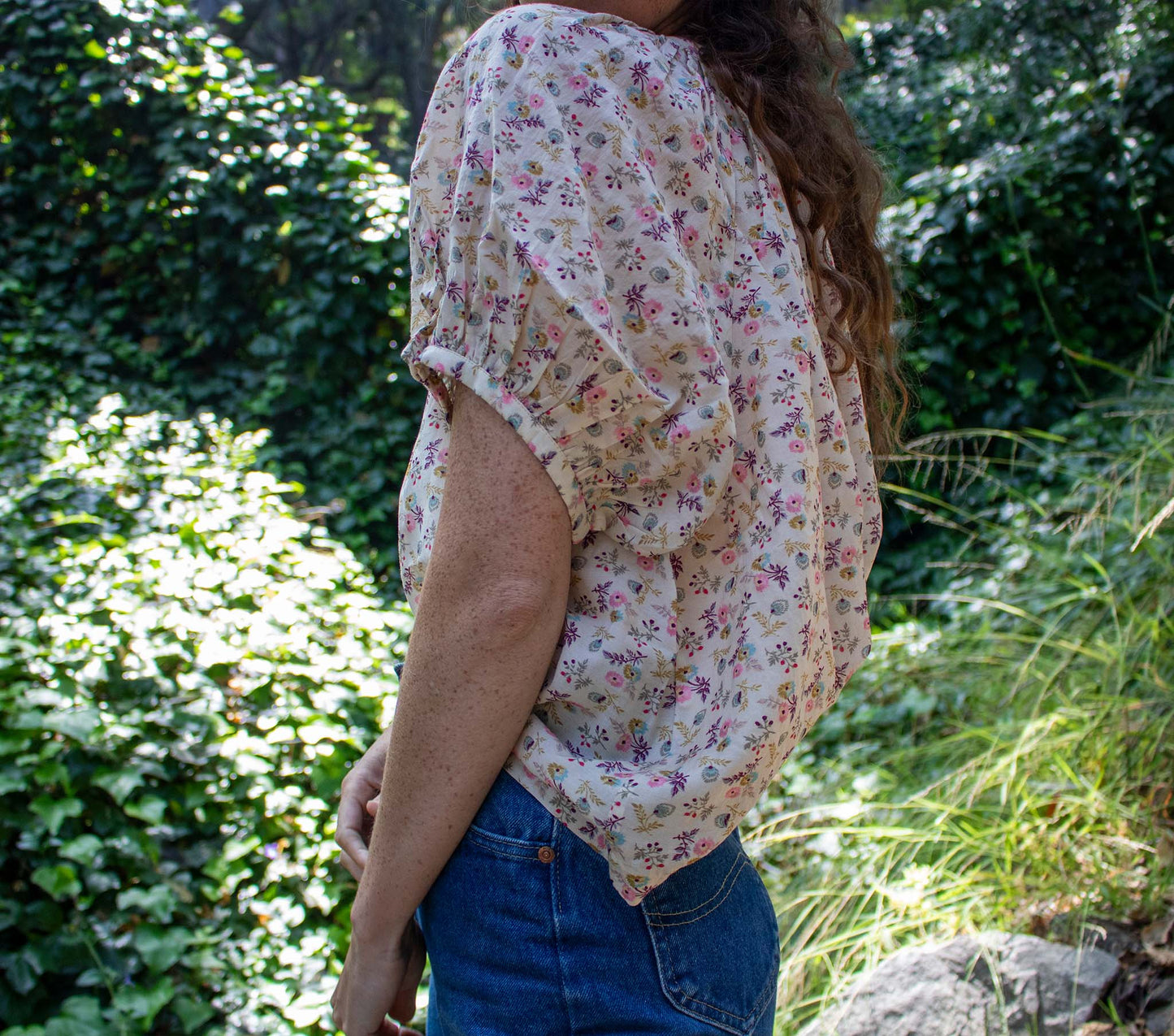HMD -- JUNE TOP -- FEATHERED FLORAL