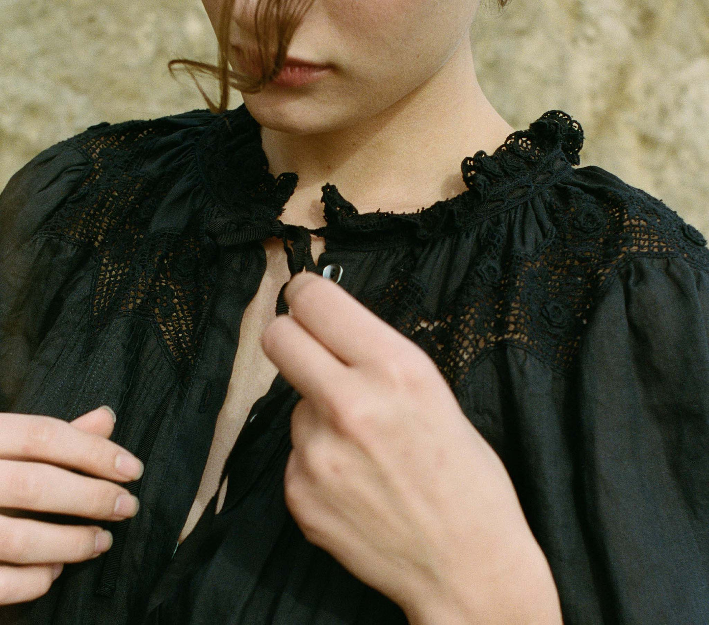 HMD -- AGATHA TOP -- BLACK