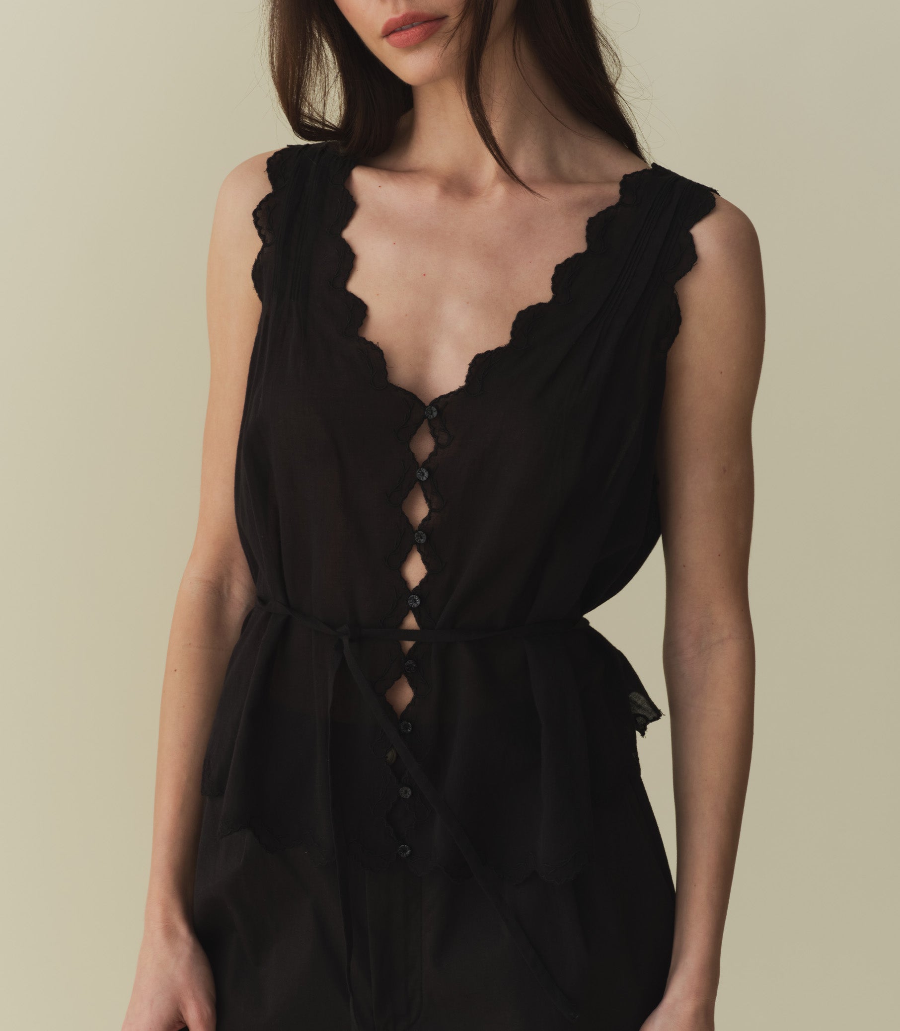 HMD -- ALDORA TOP -- BLACK view 1
