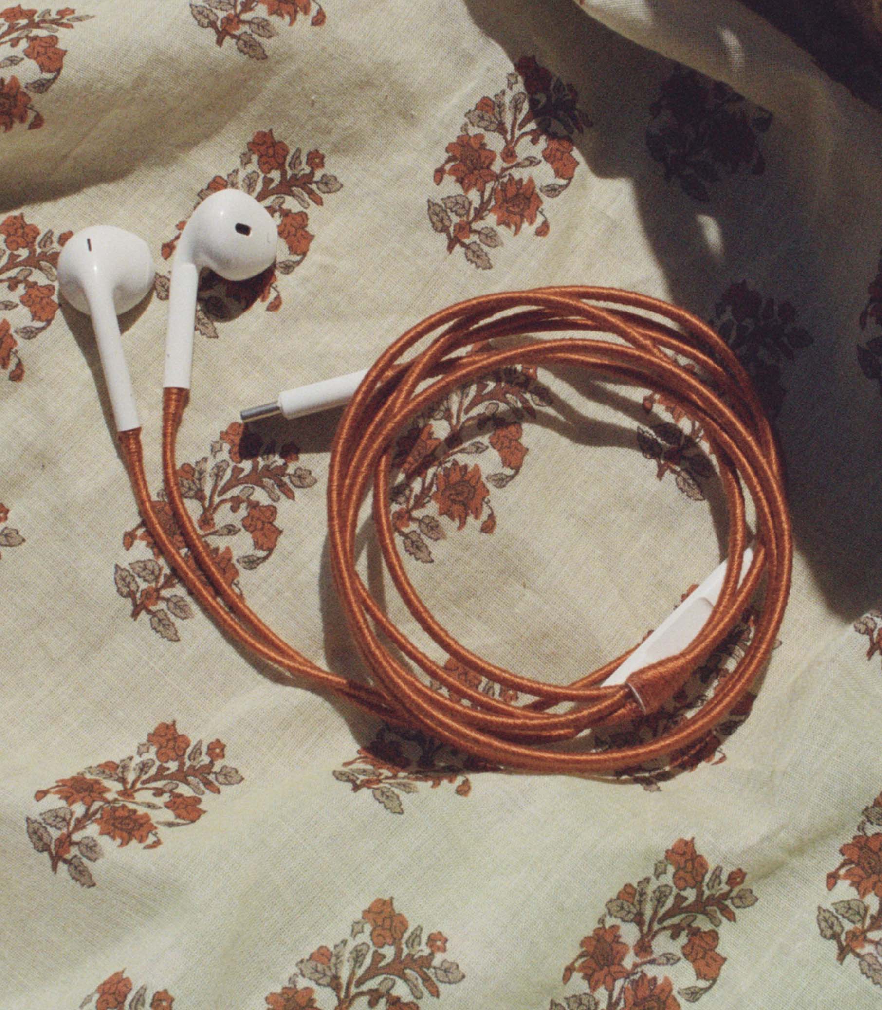 LE POM POM &amp; DÔEN HEADPHONES -- COCONUT view 1
