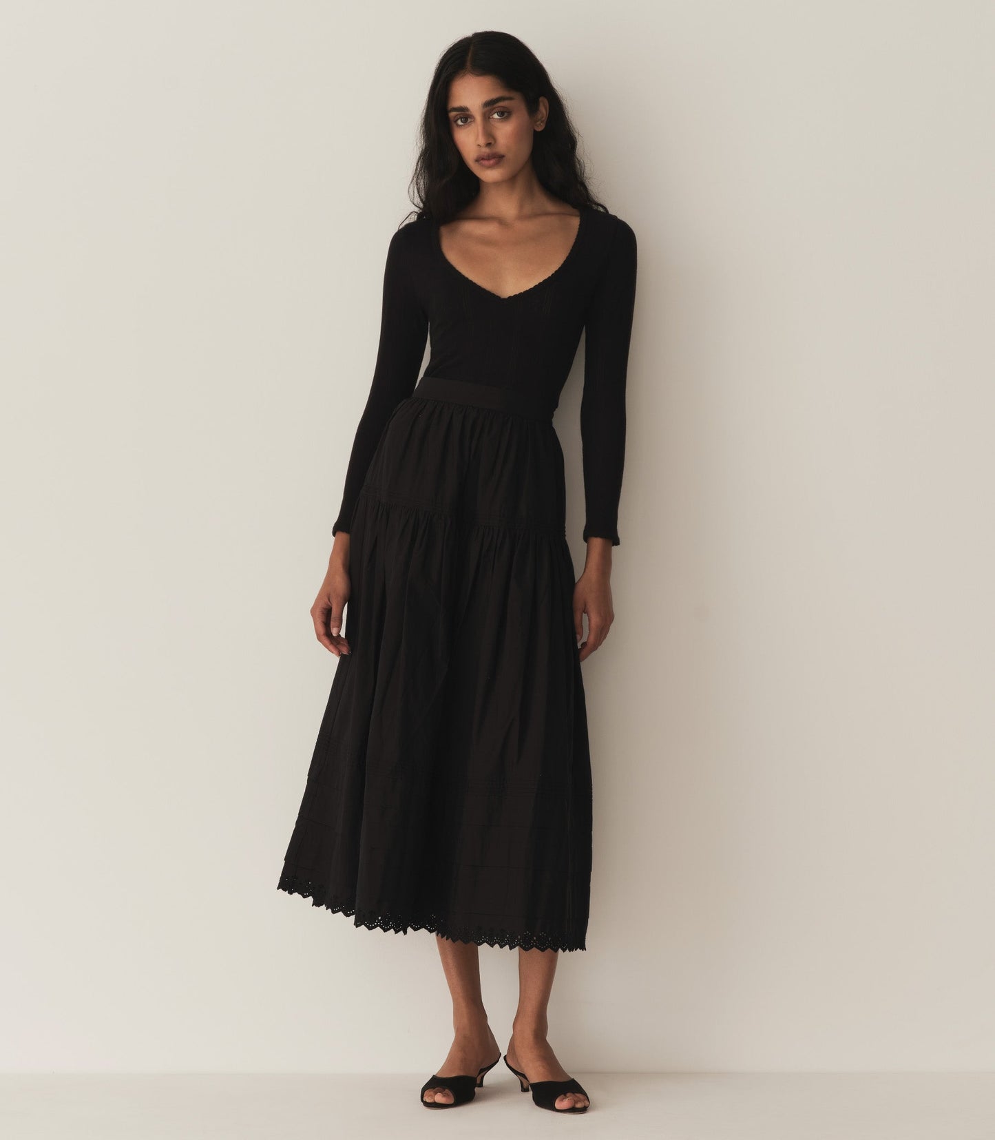 HMD -- CILLA TEE -- BLACK