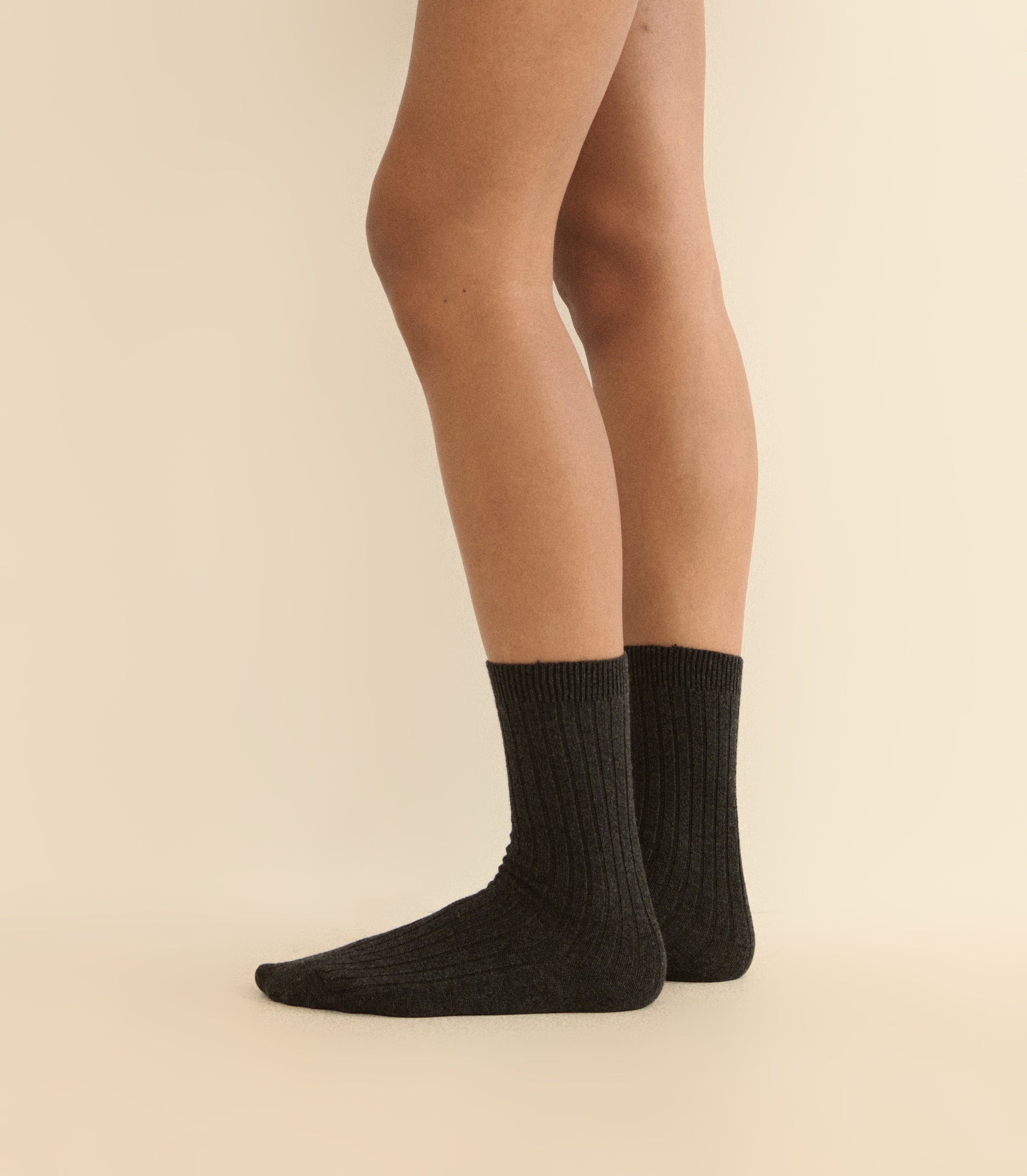 COLLÉGIEN MERINO CASHMERE CHAMOIS CREW SOCKS -- SMOKY view 1
