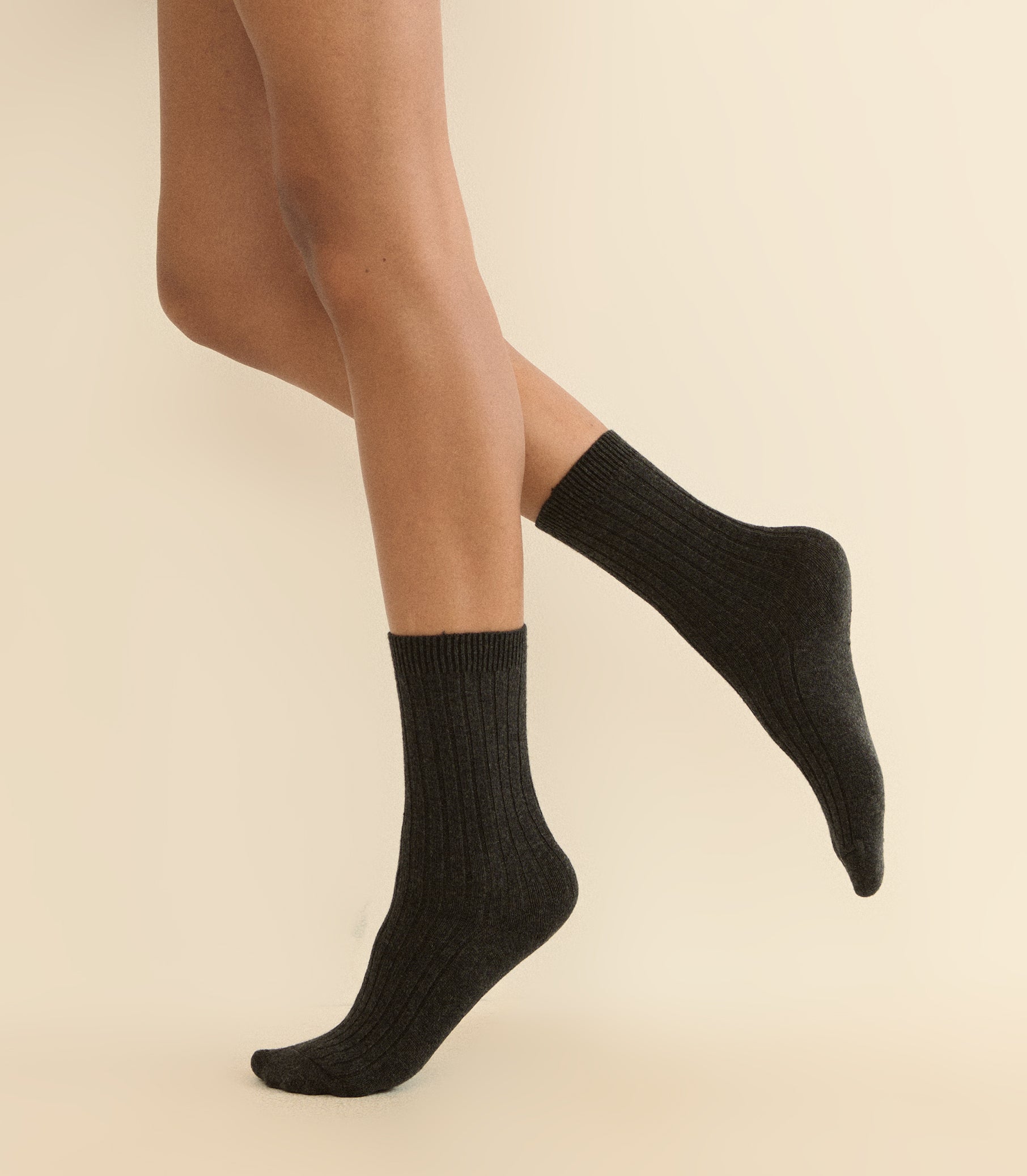 COLLÉGIEN MERINO CASHMERE CHAMOIS CREW SOCKS -- SMOKY view 2
