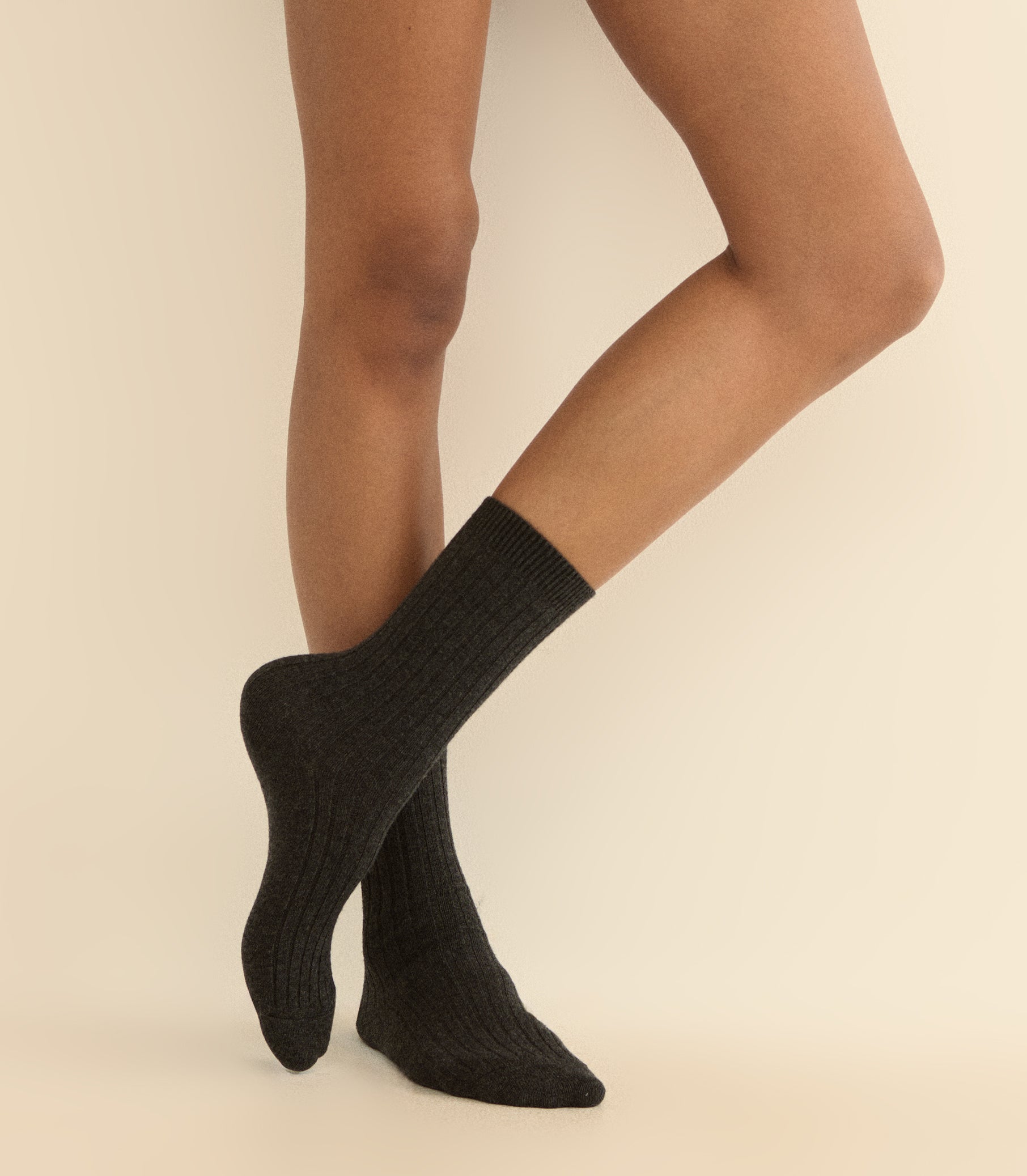 COLLÉGIEN MERINO CASHMERE CHAMOIS CREW SOCKS -- SMOKY view 3
