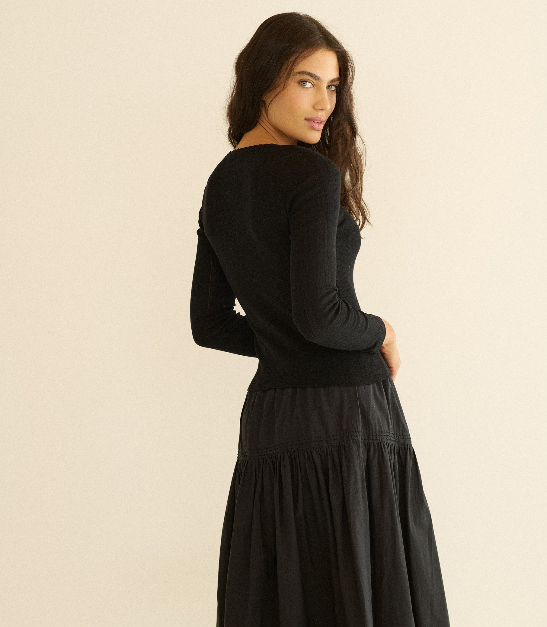 LORI TEE -- BLACK view 4
