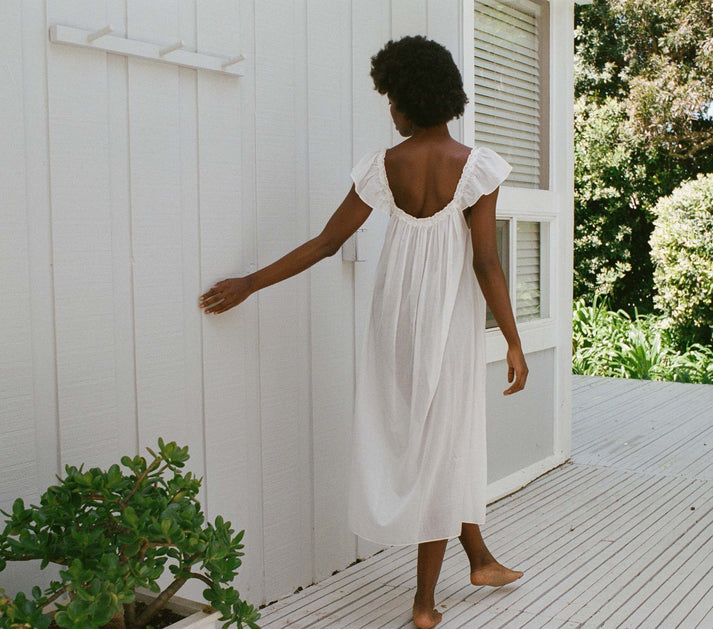 https://www.shopdoen.com/cdn/shop/files/ORELLENIGHTGOWN_SALT_04.jpg?v=1684876275&amp;width=713