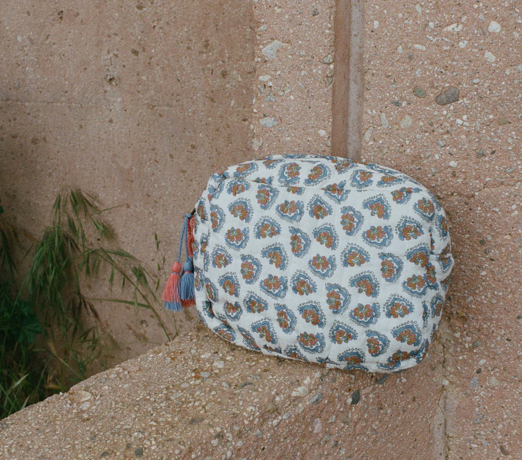 HOLLOWAY PETITE QUILTED POUCH -- SEA SALT BEDFORD PAISLEY