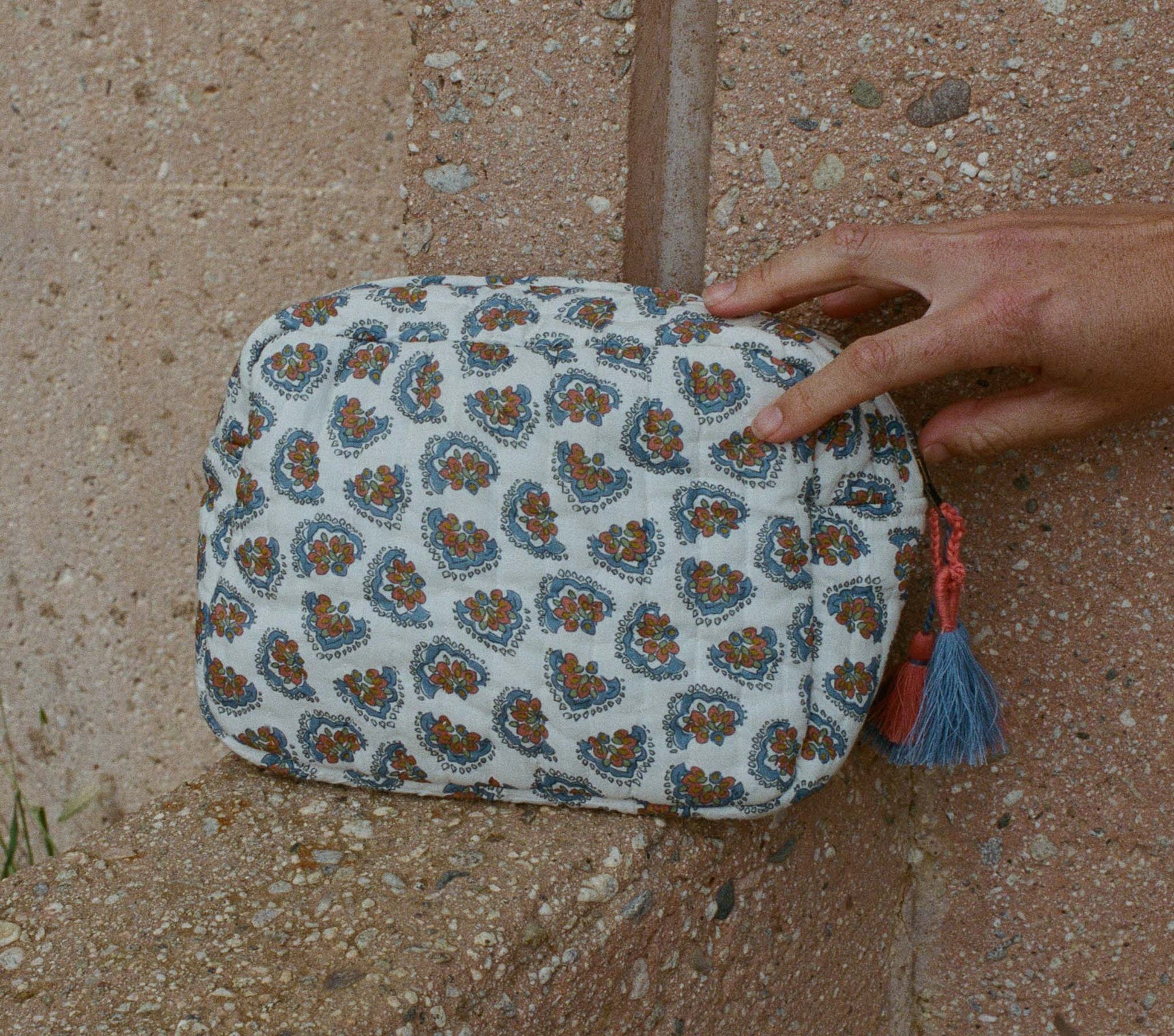 HMD -- HOLLOWAY PETITE QUILTED POUCH -- SEA SALT BEDFORD PAISLEY view 3
