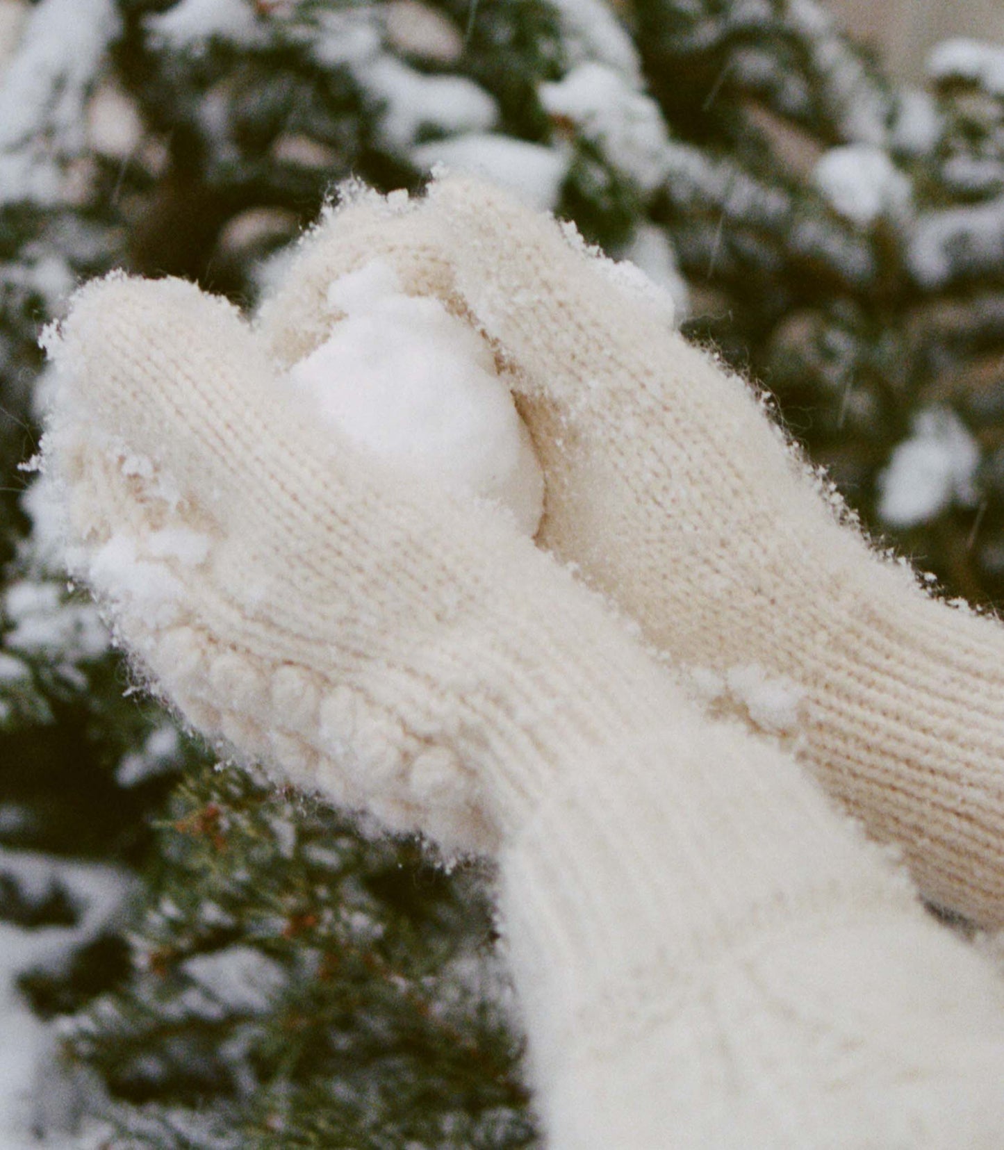 VERBIER MITTENS -- IVORY
