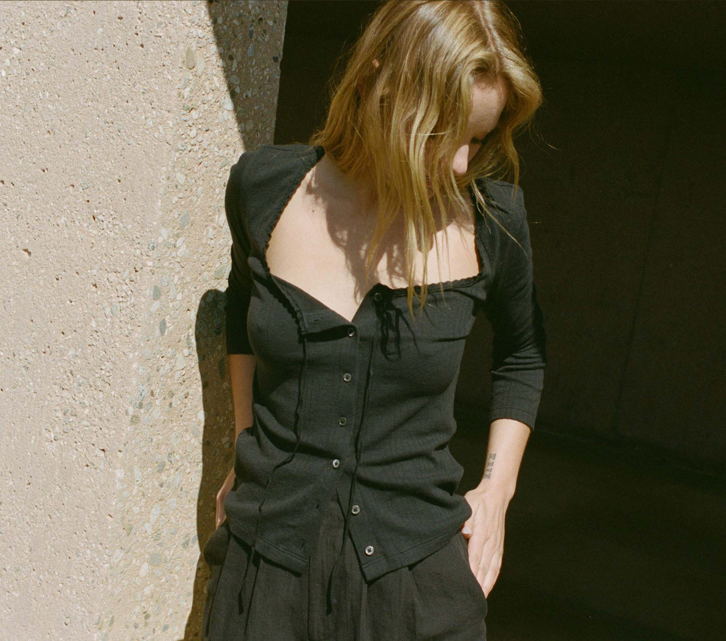 HMD -- VIVIENNE TEE -- BLACK