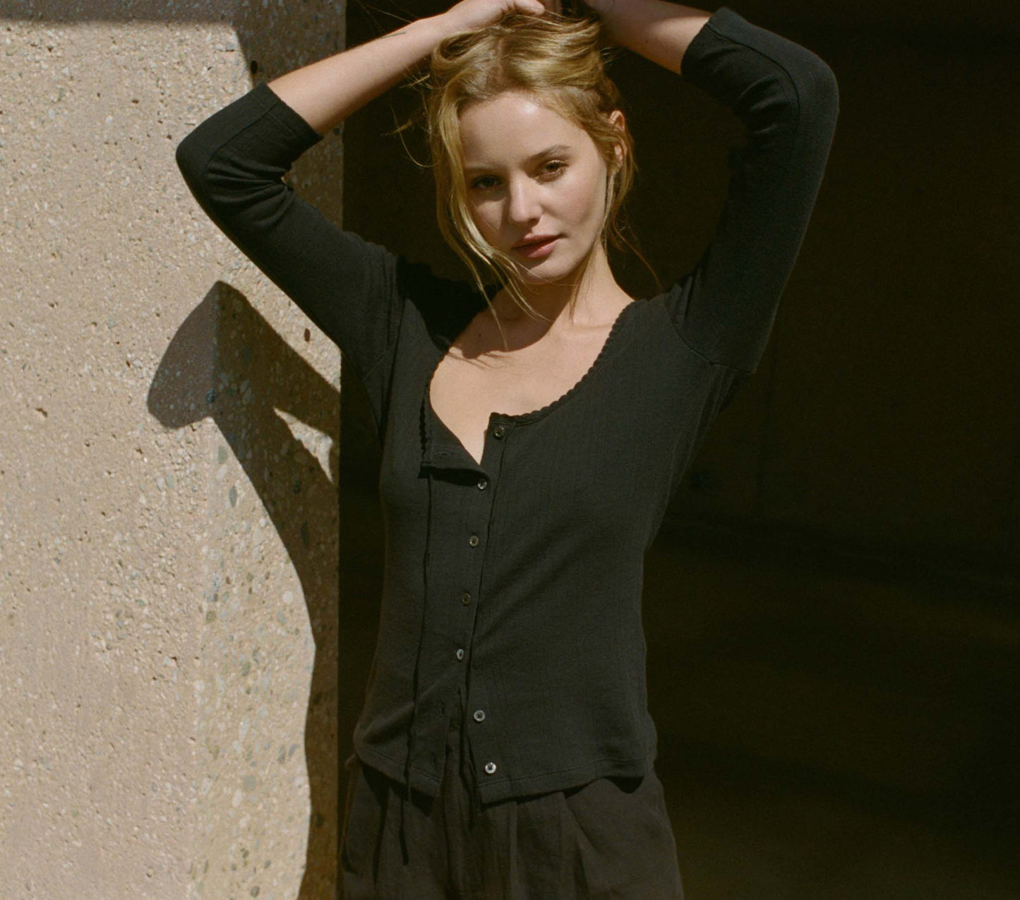 HMD -- VIVIENNE TEE -- BLACK
