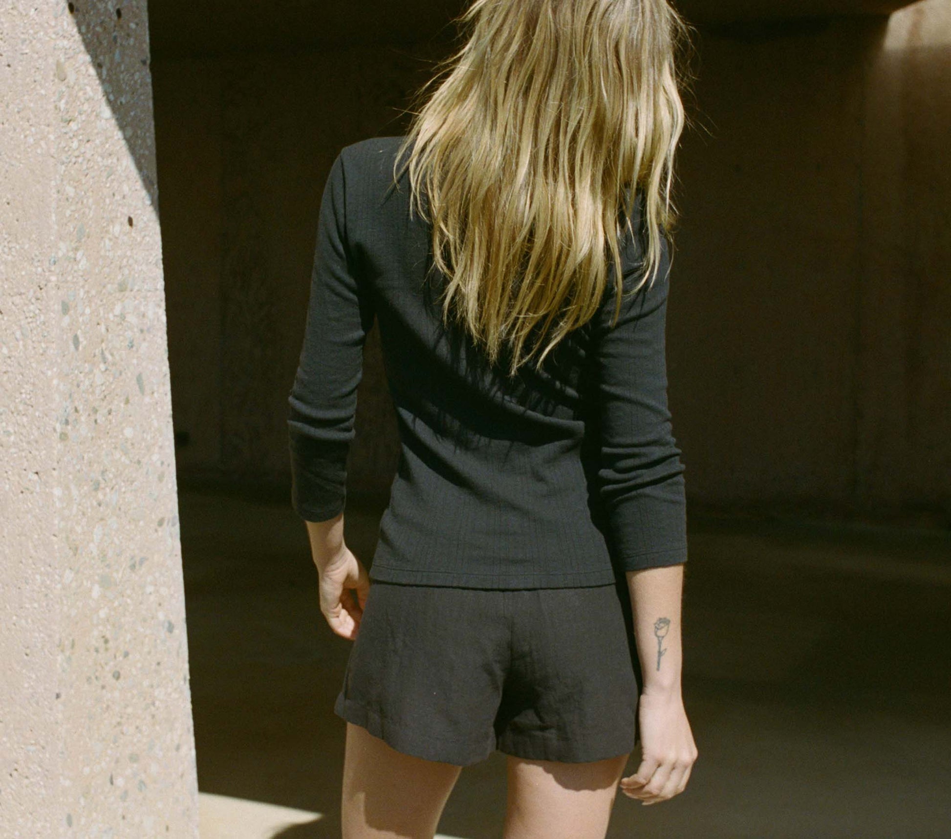HMD -- VIVIENNE TEE -- BLACK view 4
