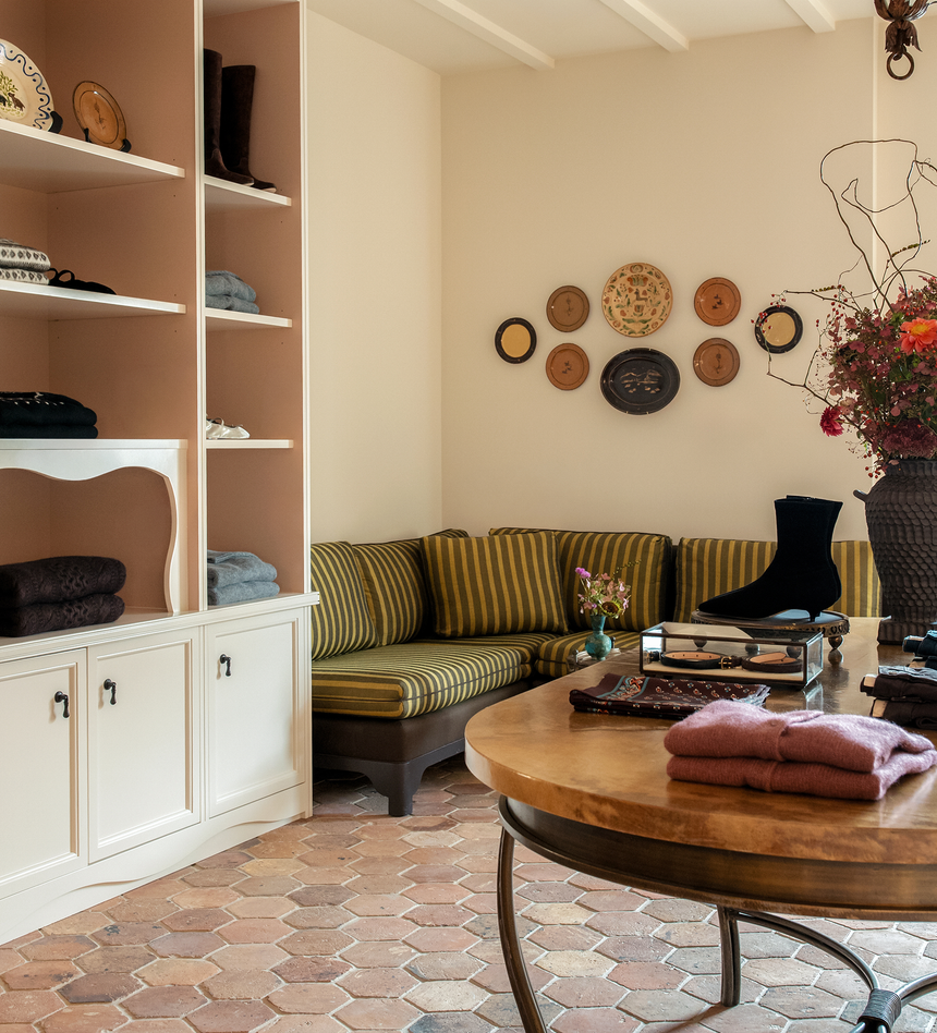 Visit the Plaza del Lago store details page