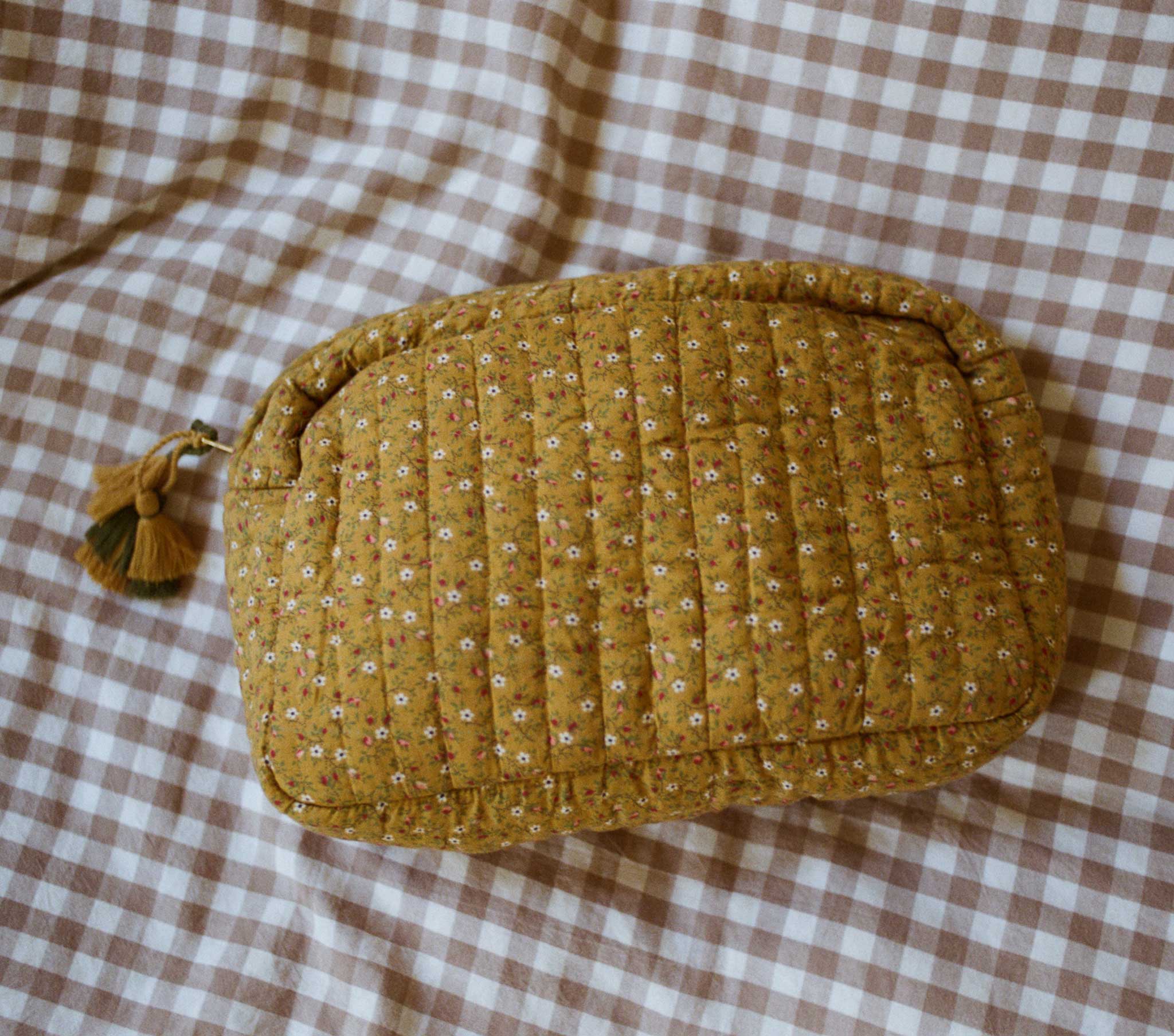 HMD -- QUINCE GRANDE QUILTED POUCH -- SUNSOAKED FOOTHILLS FLORAL