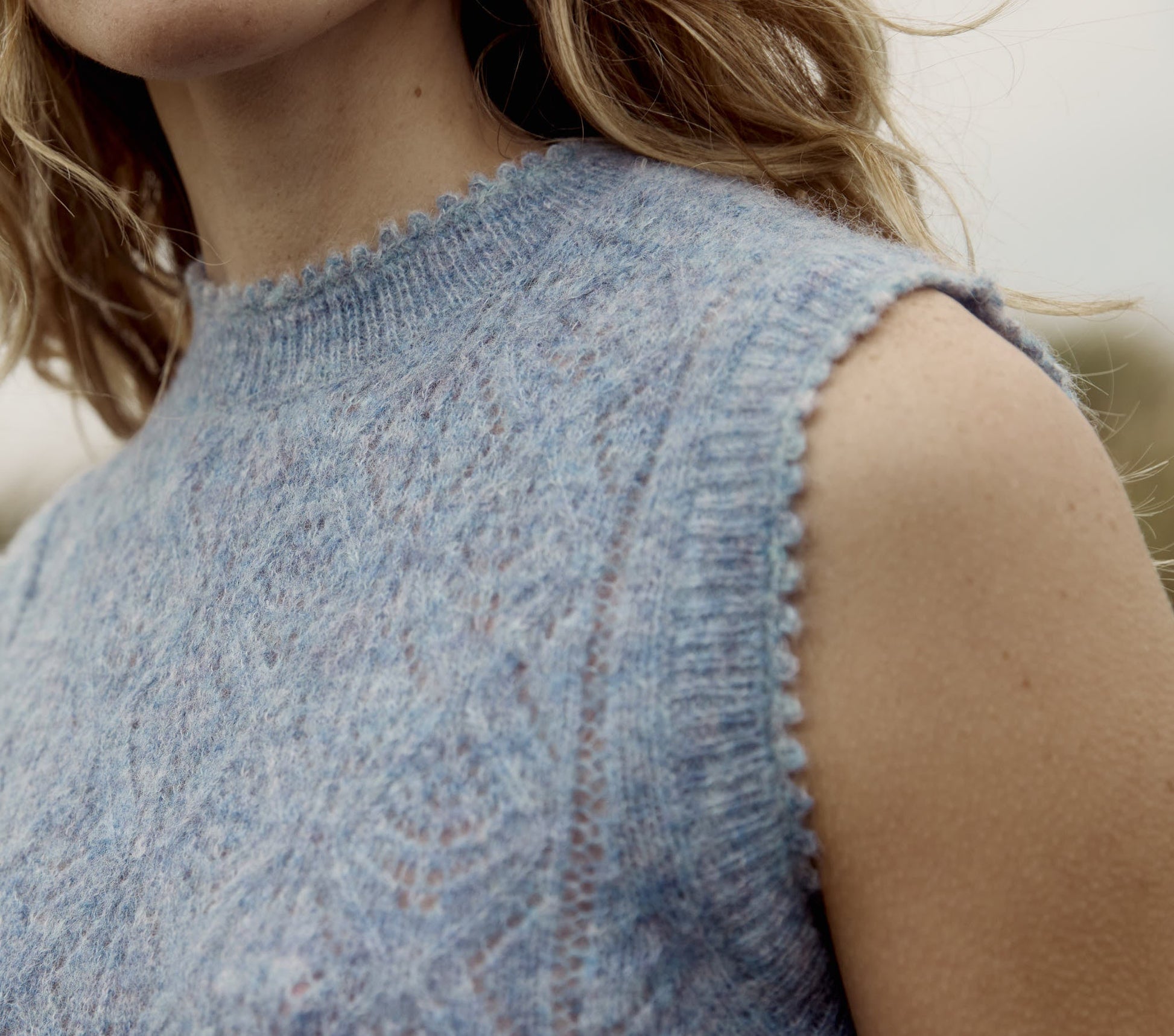 HMD -- ADRIANA VEST -- AZURE view 5
