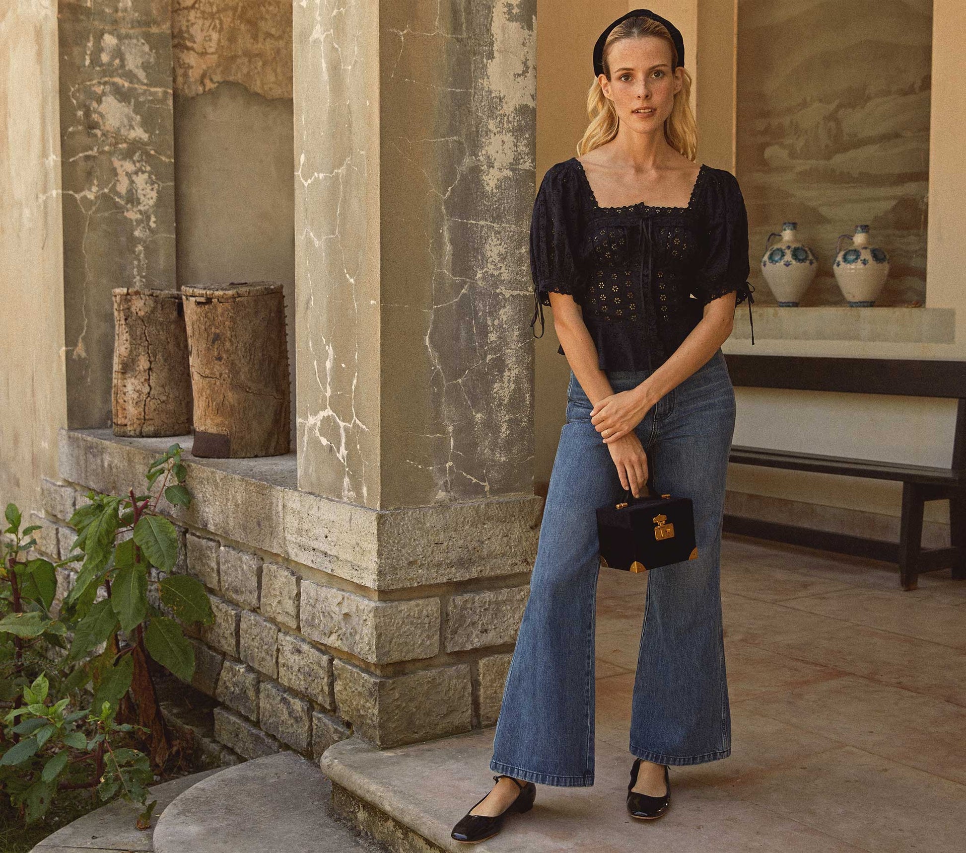 HMD -- DOCIA TOP -- BLACK view 2
