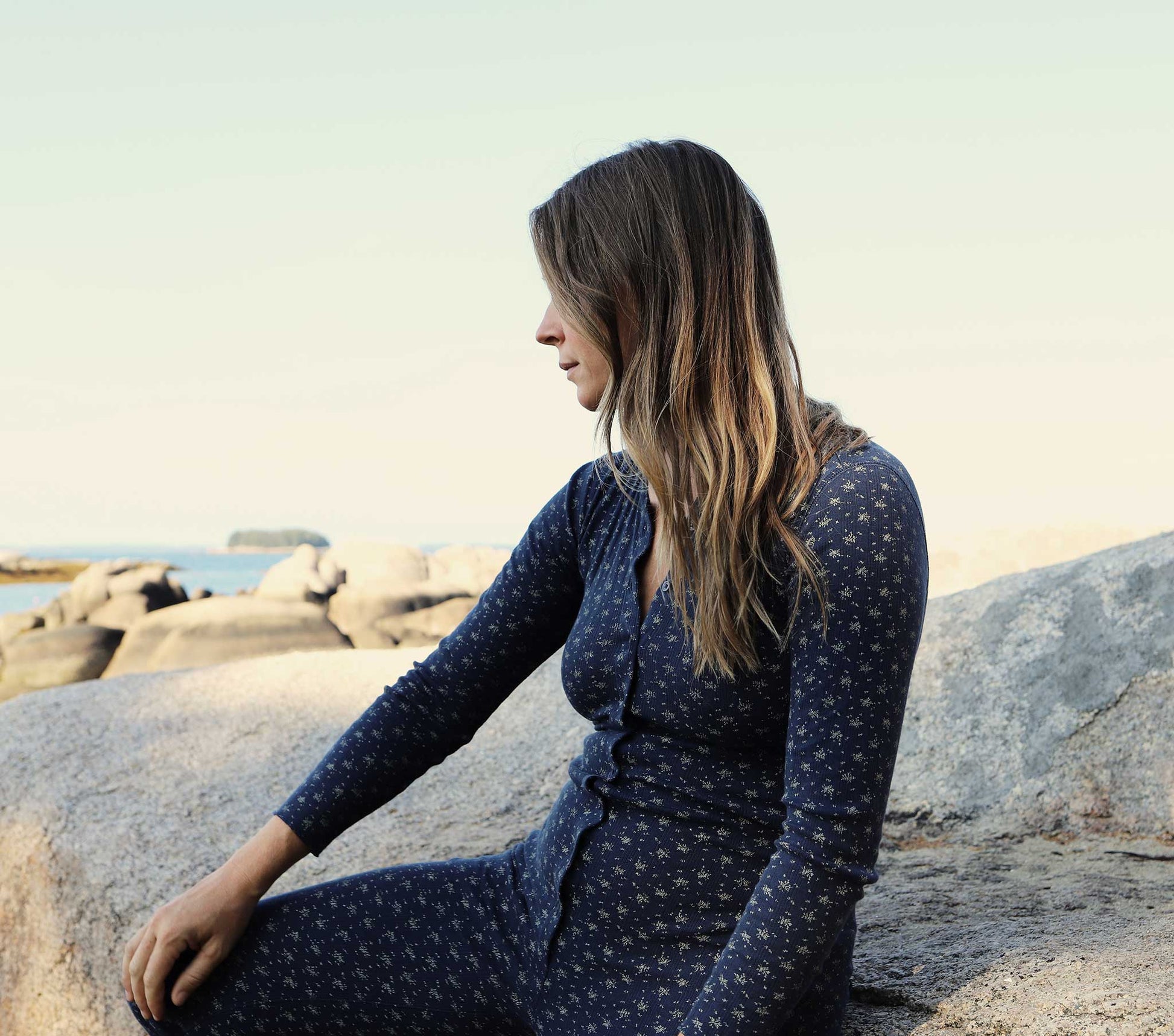 HMD -- MAISEY SUIT -- NAVY WINDSWEPT FLORAL view 4