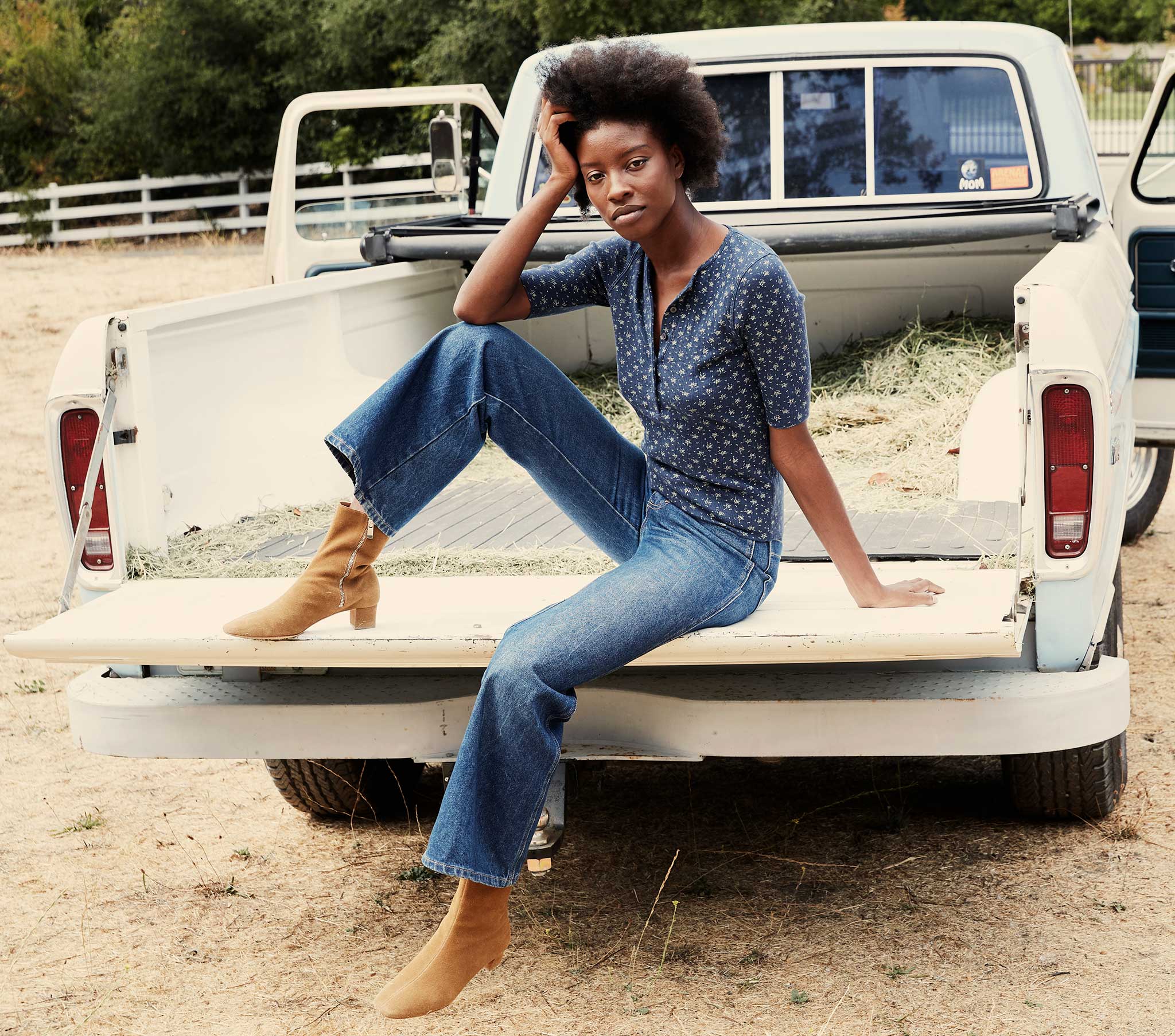 HMD -- LUCIA TEE -- NAVY WINDSWEPT FLORAL