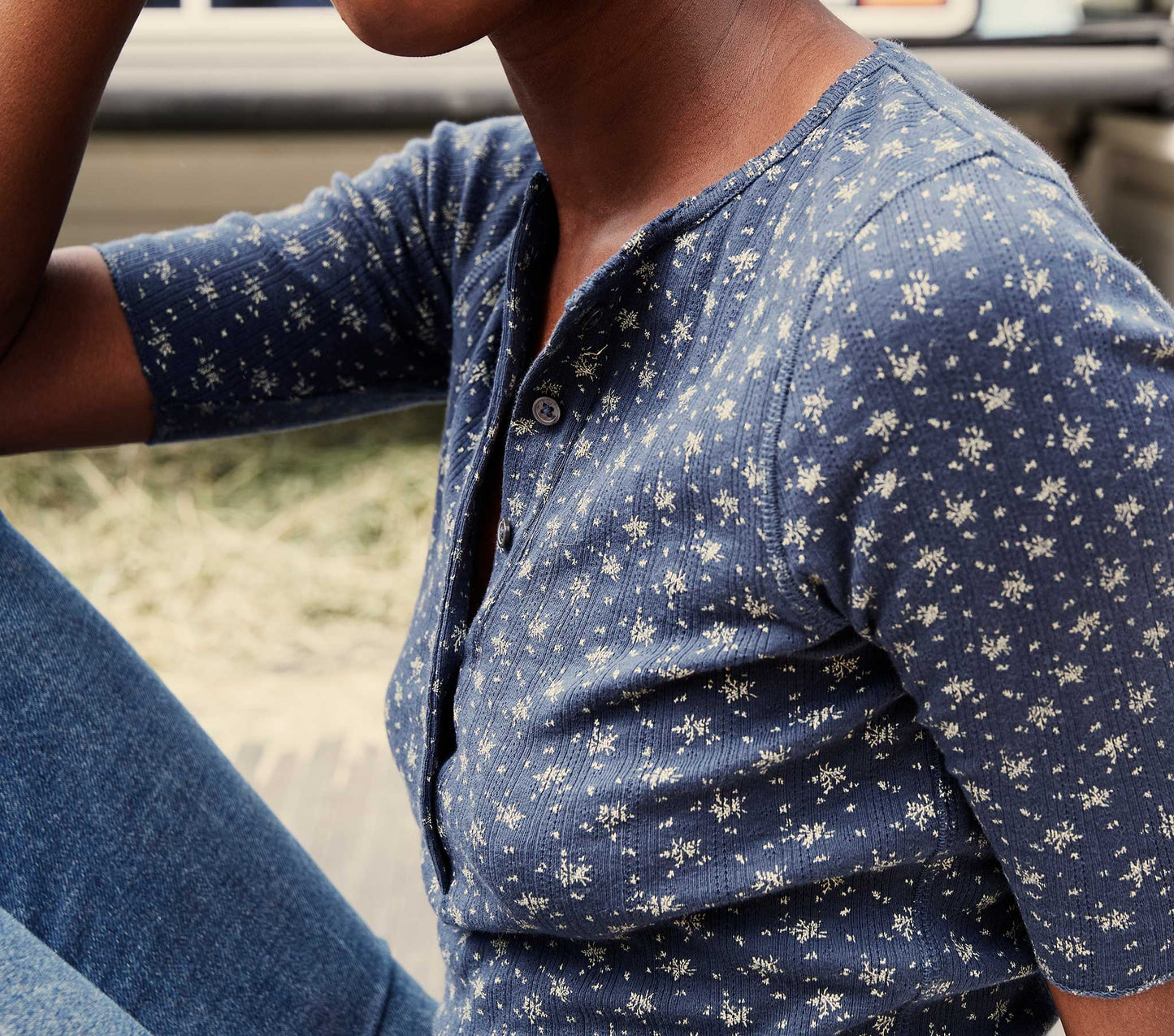 HMD -- LUCIA TEE -- NAVY WINDSWEPT FLORAL