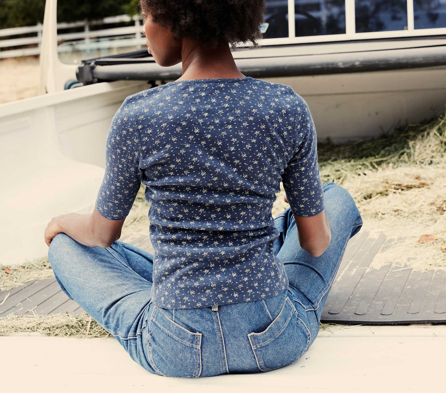 HMD -- LUCIA TEE -- NAVY WINDSWEPT FLORAL