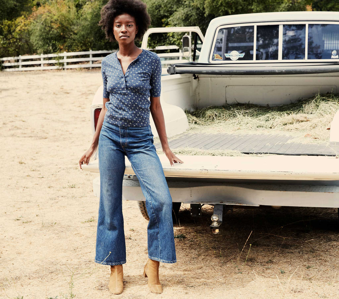 HMD -- LUCIA TEE -- NAVY WINDSWEPT FLORAL