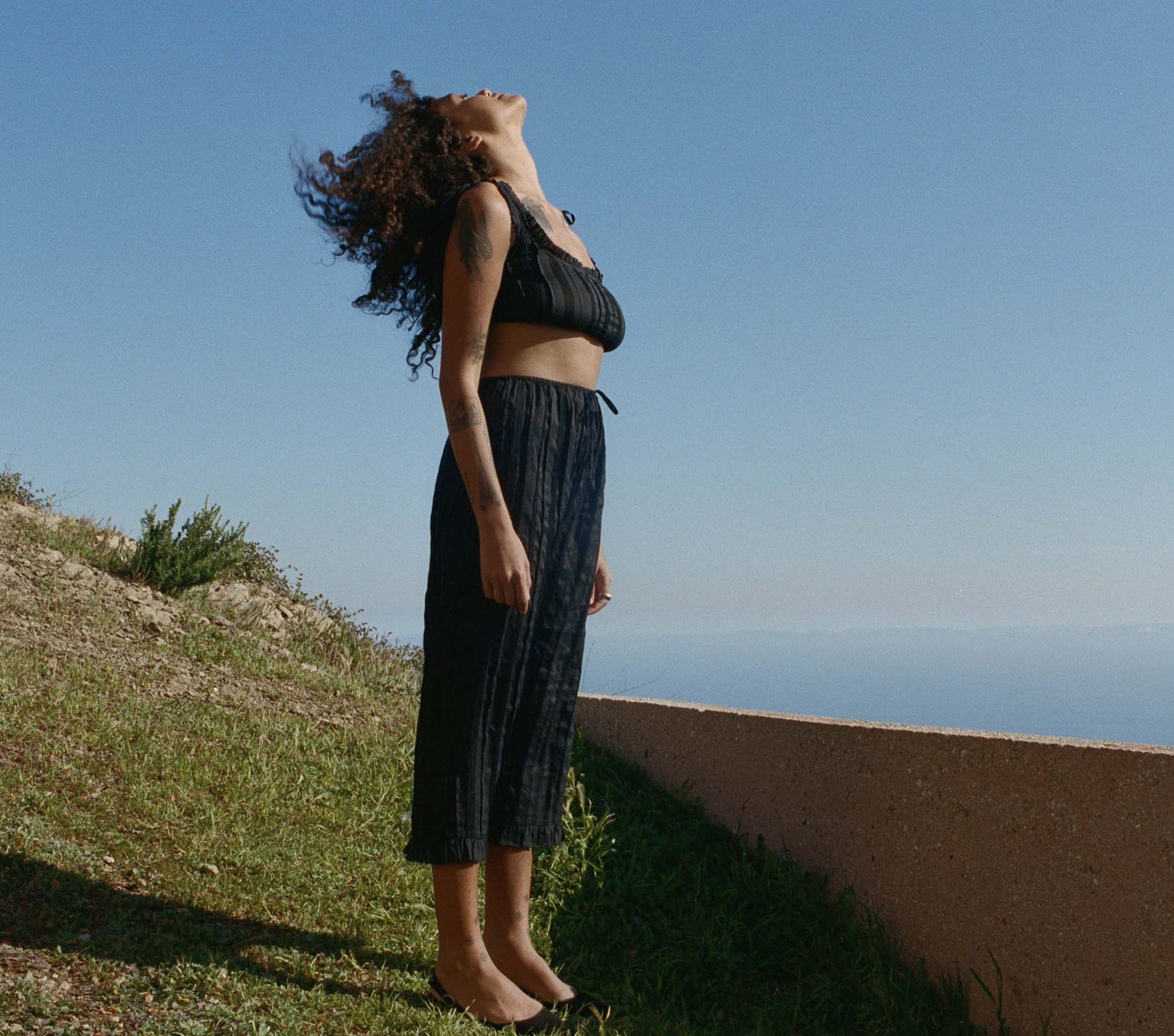 HMD -- RENEE TOP -- BLACK view 3
